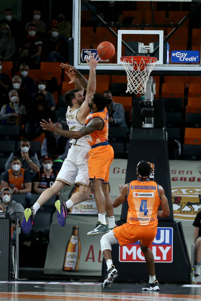 刘炜珊分获 刘炜珊分获